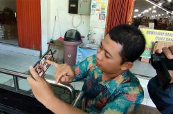 Viral, Emak-Emak Berhijab Curi Helm di Parkiran Swalayan 