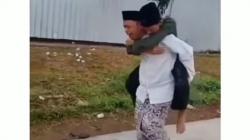 Viral, Ayah Gendong Anaknya yang Jadi Hafidz Alquran di Kudus