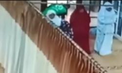 Pria Berjaket Ojol Terekam CCTV Curi Hp dan Uang Jemaah dalam Masjid 