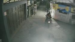 Viral Detik-Detik 3 Perampok Bersenjata Golok Satroni Toko Kelontong di Jatayu Bandung<