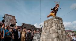  Tradisi Lompat Batu Nias, Kebiasaan Unik Masyarakat Batak