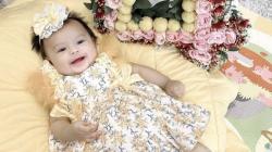 Gemas Baby Ameena Rayakan Usia 4 Bulan Pakai Dress Bunga-Bunga, Netizen: Cantik Banget 