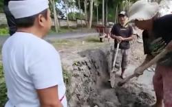 Dadong Mandang, Kuli Bangunan Perempuan Tangguh Bikin Dedi Mulyadi Teringat Sosok Ibu<