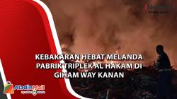 Video Kebakaran Hebat Melanda Pabrik Triplek Al Hakam di Giham Way kanan