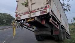  Sopir Ngantuk, Tronton Bermuatan Barang Elektronik Masuk Parit di Jalur Pantura Indramayu