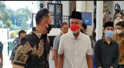 Momen Ganjar Bertemu AHY usai Salat Jumat di Masjid Nurul Hidayah Jaksel<