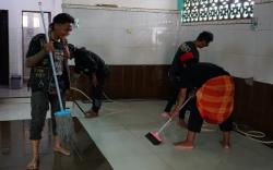 Puluhan Anak Punk Bersih-Bersih Masjid Agung Palabuhanratu Sukabumi, Dalam Rangka Apa?<
