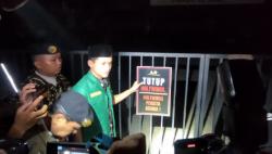 Massa GP Ansor DKI Tempel Poster Tutup Holywings Penista Agama di Gunawarman