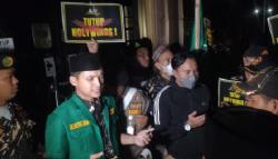 Massa GP Ansor DKI Juga Tempel Poster Penutupan Holywings Senayan<