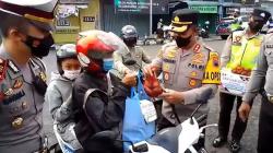 Sosialisasi Keselamatan Berlalu Lintas, Aparat Polres Banjarnegara Bagikan Salak Pondoh