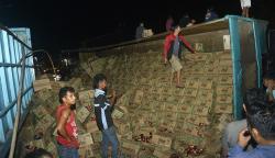 Truk Kelebihan Muatan Terbalik saat Melintasi Jalan Rusak di Gowa<