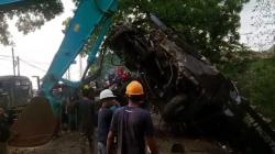 Bus Pariwisata Berhasil Dievakuasi dari Dasar Jurang di Rajapolah Tasikmalaya<