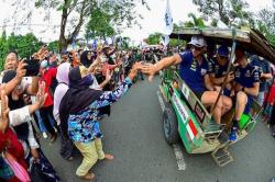 Meriahnya Pawai MXGP Samota, Pembalap dari 20 Negara Diangkut Dokar Keliling Kota