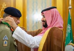 Pangeran MBS Anugerahi KSAD Pakistan Medali Raja Abdulaziz<
