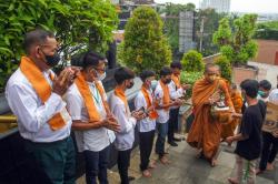 Puluhan Pemuda Katolik Kunjungi Vihara Tanah Putih Semarang