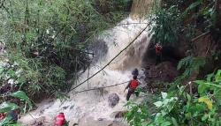 Penumpang Bus Hilang saat Kecelakaan di Rajapolah Tasikmalaya, Tim SAR Sisir Curug Sungai<