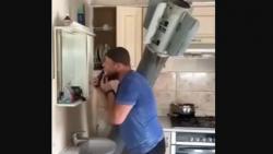 Wow, Pria Ukraina Ini Santai Tinggal Serumah dengan Rudal Rusia yang Gagal Meledak