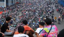 Ribuan Motor Honda CB Banjiri Terminal Tirtonadi Solo