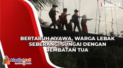 Bertaruh Nyawa, Warga Lebak Seberangi Sungai dengan Jembatan Tua