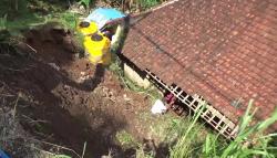 Bahu Jalan Provinsi di Calingcing Kuningan Longsor, 1 Rumah Rusak Parah<
