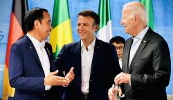 Momen Jokowi, Joe Biden dan Emmanuel Macron Ngobrol Santai saat KTT G7