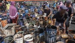 Warga Kumpulkan Tumpahan Minyak Mentah di Dermaga Wijayapura Cilacap