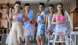 Deretan Model Cantik Pakai Busana dari Limbah Botol Plastik