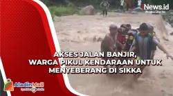 Akses Jalan Banjir, Warga Pikul Kendaraan untuk Menyeberang di Sikka