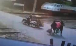 Viral Ibu dan Anak di Klaten Nyaris Tersambar Kereta Api gegara Bentor Terobos Palang Pintu<