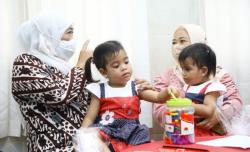 Gubernur Khofifah Lepas Kepulangan Bayi Kembar Siam Annaya dan Innaya ke NTB<