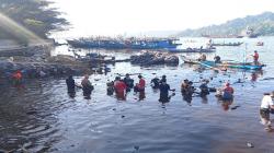 Tumpahan Minyak Cemari Laut di Cilacap, Perairan Nusakambangan Berwarna Hitam