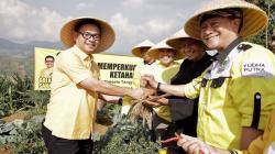 Kang Ace Dukung Kemandirian Petani, Bagikan Benih Padi Huma di Cimenyan Bandung <