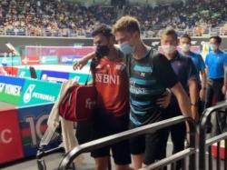 Salut! Shesar Hiren Rhustavito Bantu Rasmus Gemke yang Cedera Keluar dari Lapangan