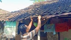 Kisah Pilu Warga Brebes, 5 Tahun Tinggal di Rumah Hampir Roboh Tanpa Listrik dan MCK<