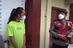 Naik Motor Pamer Celana Dalam Sambil Joget, Waria Ini Mewek saat Ditangkap 