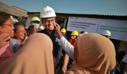 Anies Unggah Foto Ditowel Emak-Emak di Jakut, Netizen : Emang Gemesin