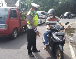 Pakai Sandal Jepit, Ratusan Pemotor di Tabanan Kena Tegur Polisi<