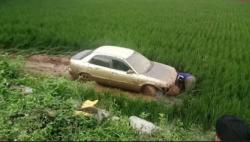 Sopir Ngantuk, Sedan di Cilacap Nyemplung ke Sawah hingga Tertimbun Lumpur<