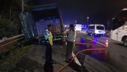 Truk Terbakar Hebat di Tol Cipularang, Api Berkobar dari Bawah Kendaraan<