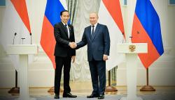 Jokowi Jabat Tangan Putin, Siap Menjadi Jembatan Komunikasi Damai Rusia-Ukraina