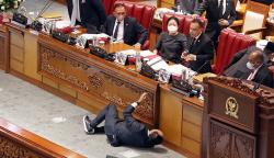 Detik-Detik Wakil Ketua Banggar DPR Jatuh usai Berikan Laporan kepada Puan Maharani