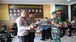 Datangi Mapolres Semarang, Personel Kodim Salatiga Berikan Surprise Ucapan HUT Bhayangkara