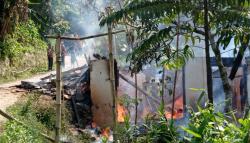 Penghuni Sedang Salat, Rumah Sekaligus Warung 2 Lantai di KBB Terbakar Habis<