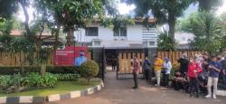 Jenazah Tjahjo Kumolo Tiba, Pelayat Penuhi Rumah Duka<