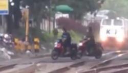 Buntut Viral Pemotor Terobos Pelintasan KA di Cimahi, KAI Minta Polisi Bertindak<