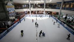 Bermain Ice Skating Mengisi Waktu Liburan Sekolah di Depok