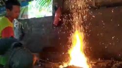 Jelang Idul Adha, Pande Besi di Banjarnegara Kebanjiran Order Pembuatan Golok