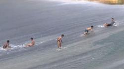 Isi Libur Sekolah, Sejumlah Anak Bermain Prosotan di Bendungan Pleret Semarang