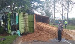 Truk Pengangkut Tanah di Tangerang Terguling Diduga gegara Sopir Mengantuk