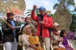  Sandiaga Uno Hadiri Upacara Potong Rambut Gimbal di Dataran Tinggi Dieng